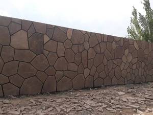 اجرای سنگ لاشه روی دیوار محوطه