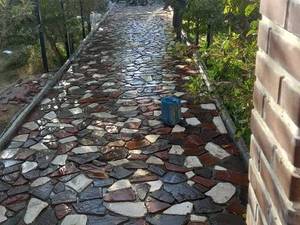 نصب سنگ لاشه برای محوطه سازی حیاط