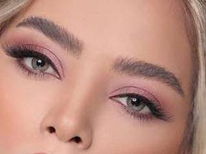 انجام میکاپ صورت عروس