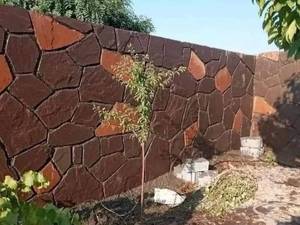 اجرای و نصب سنگ قهوه ای چکشی 