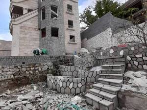 نمایی از اجرای سنگ لاشه برای محوطه ویلا