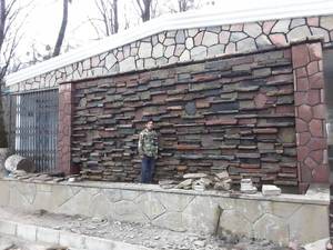 نصب سنگ لاشه روی دیوار در دماوند