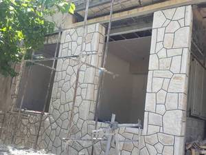 نصب سنگ کوهی مالون روی دیوار  