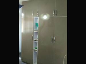 کمددیواری باکسی براق دارای ویترین بدون شیشه