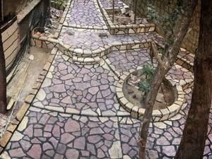 اجرای کف محوطه با سنگ لاشه ورقه ای 