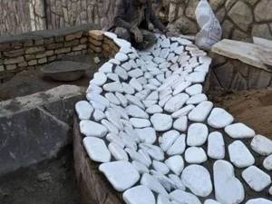اجرای سنگ رودخانه و نصب جوی آب