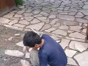 نصب سنگ کف حیاط ويلا باسنگ ورقه ای محوطه سازی 