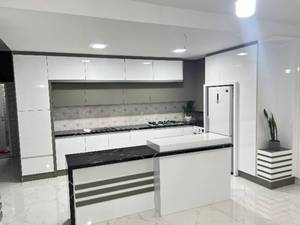 اجرای کابینت پلکانی طوسی سفید