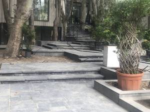 نصب سنگ لاشه کف حیاط