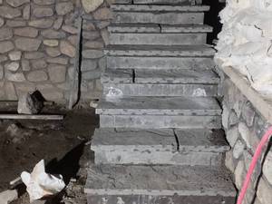 نصب پله با سنگ لاشه ورقه ای