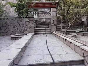 نصب سنگ لاشه و سنگ مالون براي محوطه سازي باغ و ويلا