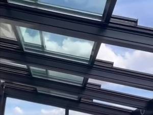 پنجره مدرن برقی شیشه گیوتینی