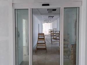 درب شیشه ای بیمارستان ۱۷ شهریور