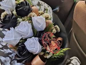گل زبان مشکی و سفید 