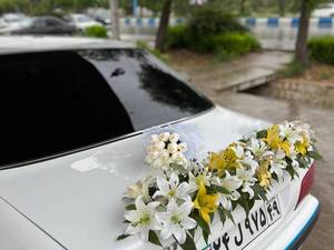 طراحی ماشین عروس با گل مصنوعی در گچساران
