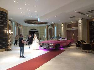 اجاره ماشین عروس قدیمی کلاسیک صورتی