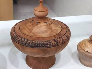 شکلات خوری پایه دار چوبی در کشور 