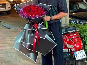 دسته گل تولد با گل‌های رز قرمز