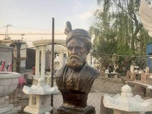 سازنده تندیس یادبود در ماهدشت
