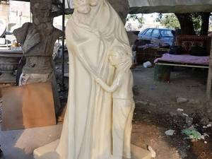 تولیدکننده مجسمه مادر و دو فرزند