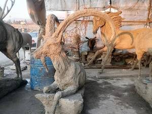 سازنده مجسمه بزرگ بز کوهی