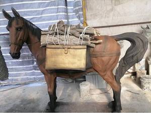 مجسمه اسب با بار