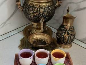 توی سینی با گل زیبا و کوچک