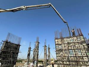 بتن‌ریزی با پمپ دکل در گنبدکاووس