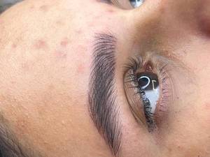 زیبایی ابرو با فیبروز حرفه‌ای در خرم آباد