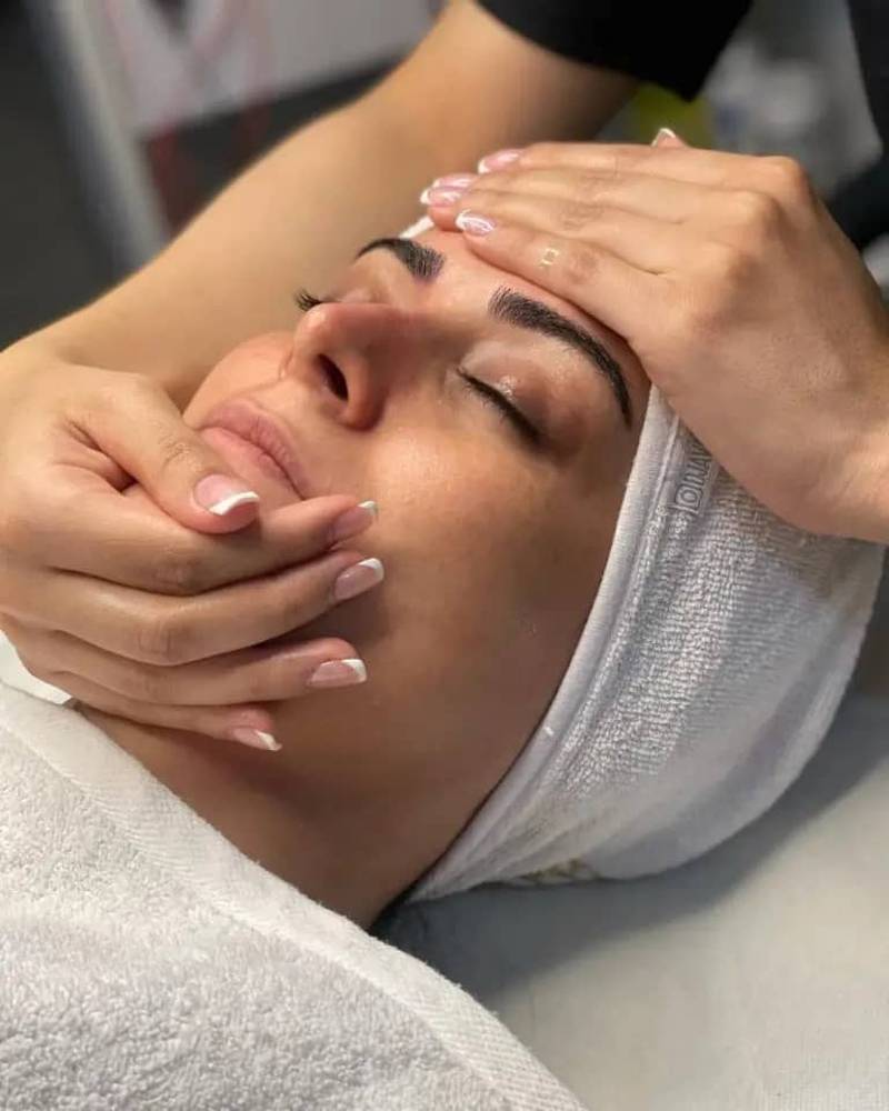 پاکسازی حرفه ای پوست در اهواز