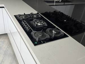 صفحه کابینت کوارتز سفید رگه‌دار در رشت
