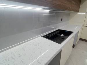 صفحه کابینت کوارتز سفید رگه‌دار در رشت
