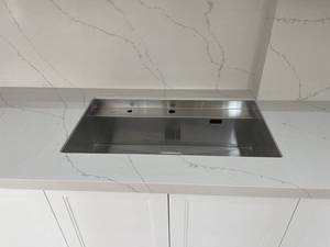 صفحه کابینت کوارتز سفید رگه‌دار در رشت