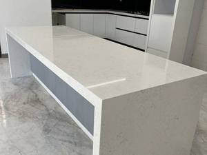 صفحه کابینت کوارتز سفید رگه‌دار در رشت