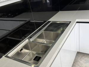 صفحه کابینت کوارتز سفید رگه‌دار در رشت