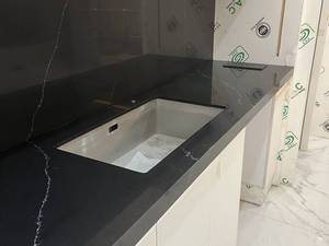 صفحه کابینت کوارتز مشکی رگه‌دار کرج