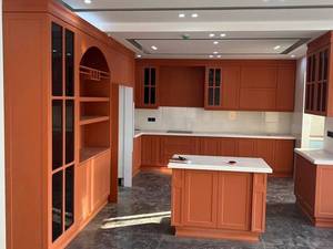 کابینت نئوکلاسیک آجری با کورین سفید در صومعه سرا
