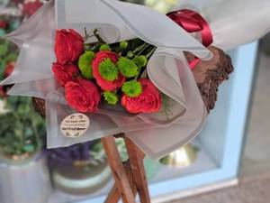 دسته گل رز قرمز لاکچری