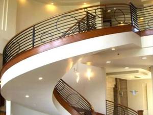 طراحی و اجرای پله‌های گرد و مارپیچ در کرج