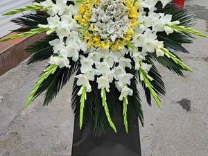 تاج گل یک طبقه شیک برای مراسم آمل