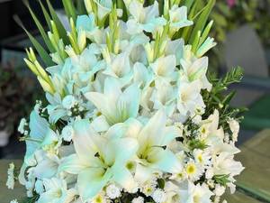 تاج گل طبیعی دو طبقه برای مراسم ختم در آمل