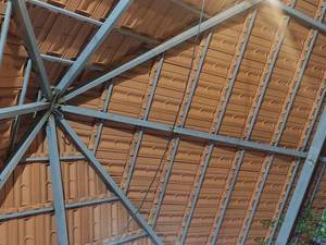 طراحی و نصب آلاچیق تک‌شیب مدرن در اصفهان