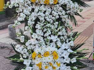 تاج گل دو طبقه برای مراسم ترحیم آمل 