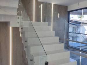 اجرای پله مدرن با سنگ اسلب مرمریت سفید نور