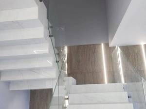 اجرای پله مدرن با سنگ اسلب مرمریت سفید نور