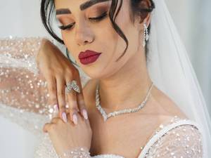 میکاپ عروس با موی مشکی و رژلب قرمز در رودبار