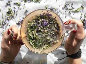 دم نوش گل ختمی و بابونه