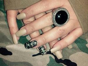 کاشت ناخن و طراحی ناخن