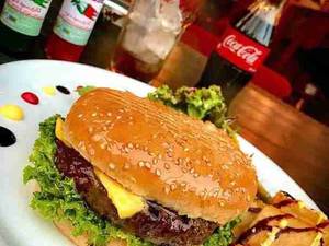 سرو همبرگر مخصوص در کافه فلورانس