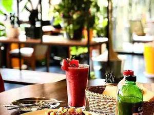 سرو دسر مخصوص در کافه فلورانس